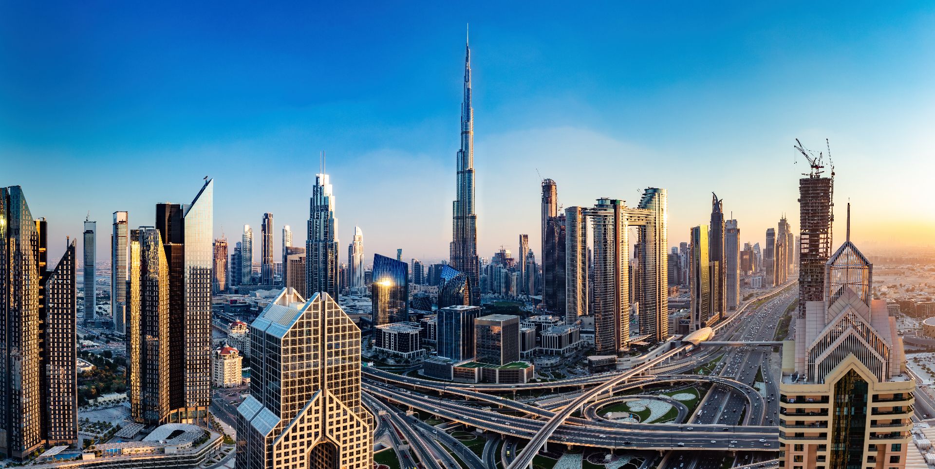 Dubai Downtown skyline mit Burj Khalifa bei Sonnenuntergang